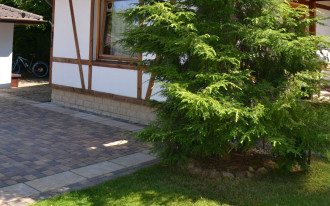 Kostka brukowa z likwidowanego składu brukarskiego