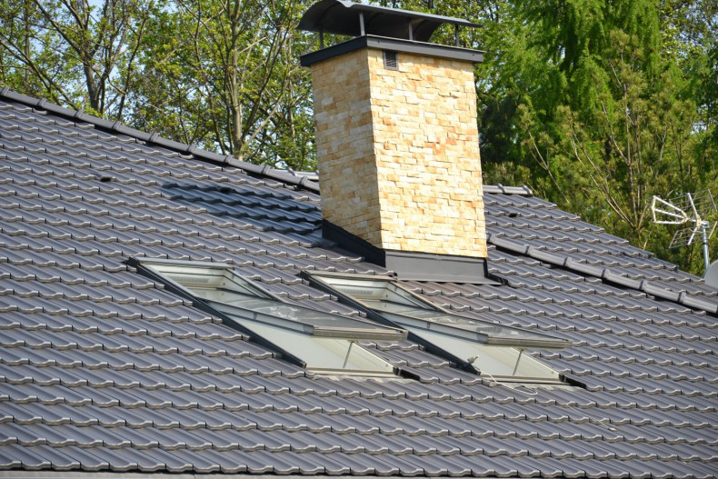 Okna dachowe i widoczny siłownik