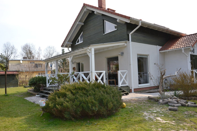 Taras z zadaszeniem i balustradą