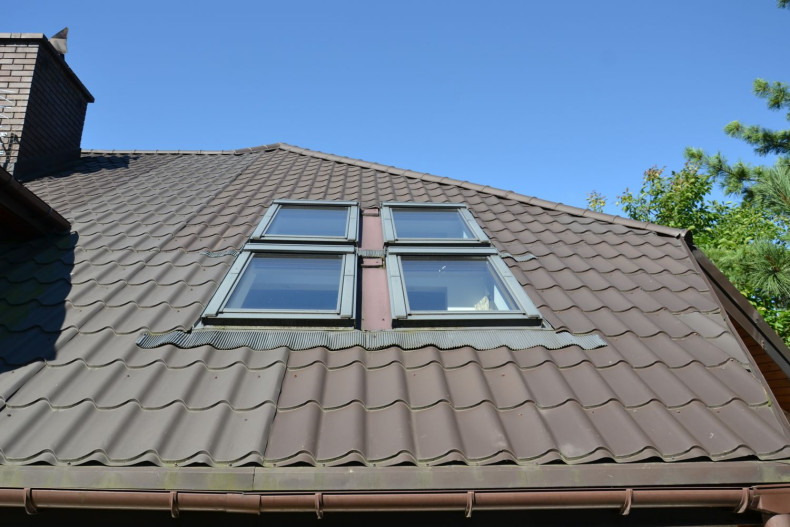 Cztery okna dachowe - widok z zewnątrz