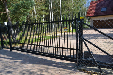 Nawierzchnia przy bramie ogrodzeniowej