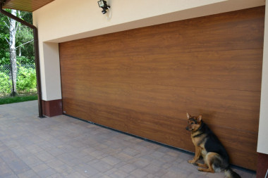 Nawierzchnia brukowa na podjeździe do garażu