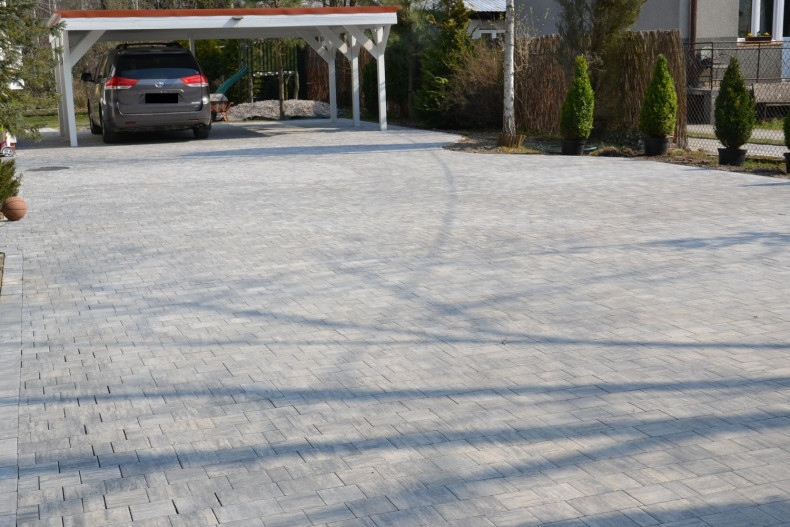 Podjazd z szarej kostki betonowej