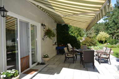 Płyty betonu na tarasie z markizą