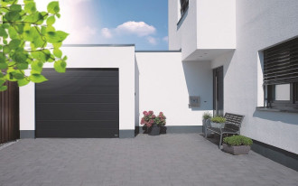 Brama garażowa w odcieniu antracytowym RAL 7016