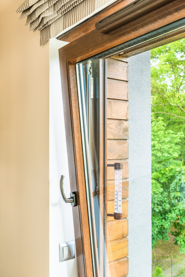 Otwarte okno z nawiewnikiem