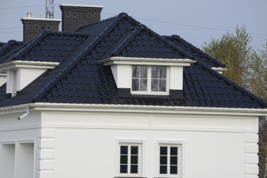 Dachówki ceramiczne na dachu tradycyjnego domu