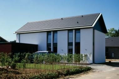 Dachówki ceramiczne na dachu nowoczesnego domu