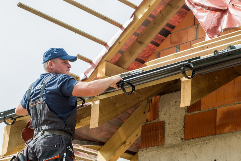 Montaż pokrycia dachowego i systemu rynnowego