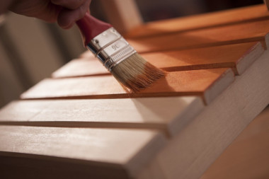 Nakładanie impregnatu na drewno