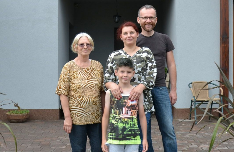Seniorka Grażyna oraz Joanna i Piotr z jednym z trzech synów