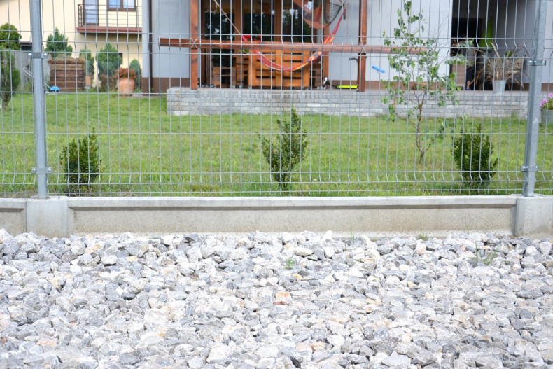 Prefabrykowane deski podwalinowe pod drucianymi przęsłami