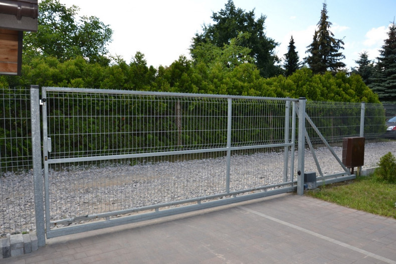 Przesuwna jednoskrzydłowa brama