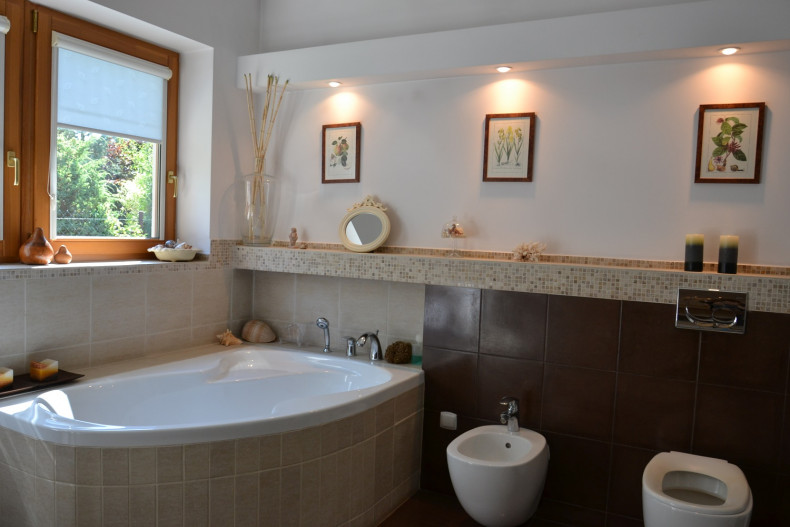 Pokój kąpielowy z wanną, sedesem i bidetem