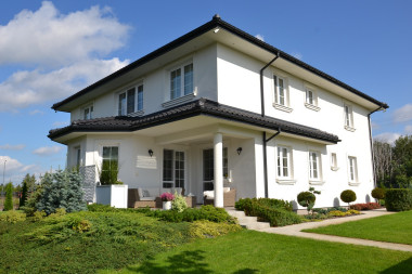 Klasyczną bryłę przykrywa kopertowy dach