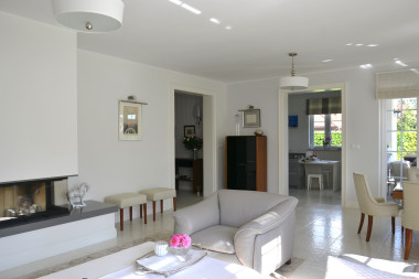 Kominek z dużą narożną szybą