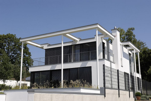 Dom osłonięty żaluzjami