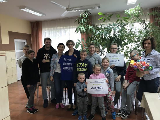 Uczestnicy akcji oraz dzieci, które pojadą na wakacje dzięki akcji