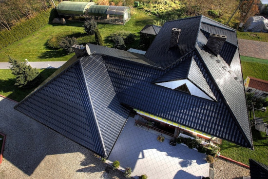 Dach pokryty blachodachówką Decra