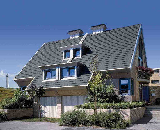 Dachówka betonowa Tegalit na dachu domu 