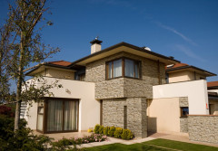 Czy konstrukcja ścian ma wpływ na wybór elewacji?