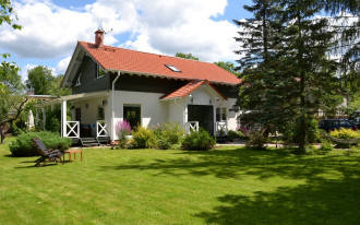 Dom z prefabrykatu drewnianego dla siedmioosobowej rodziny