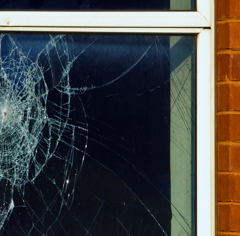 Laminowana szyba - zbita, ale wciąż w ramie