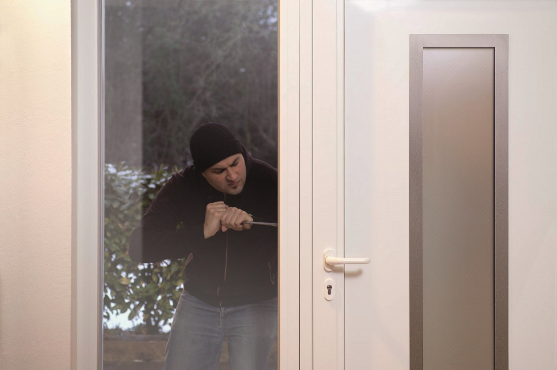 Jakie wybrać okna i drzwi, by zabezpieczyć dom przed włamaniem?