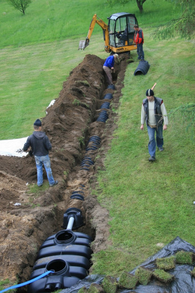 Prace przy montażu osadnika gnilnego i tunelu filtracyjnego