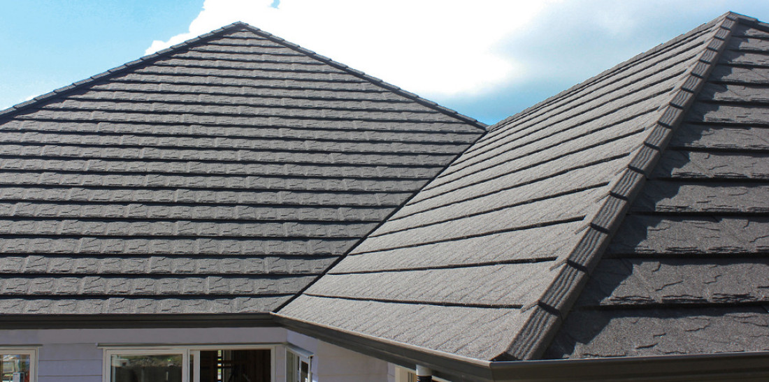 Co jest ważne przy układaniu blachy dachowej z posypką skalną?
