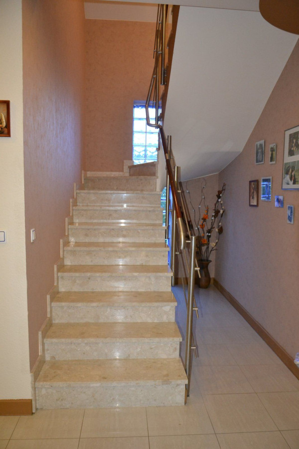 Schody wykończone konglomeratem botticino