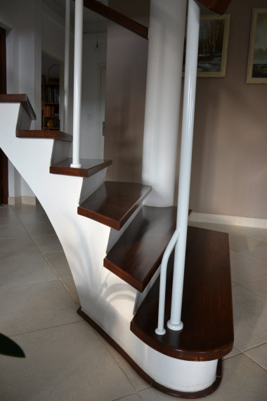 Słupek na dolnym schodku