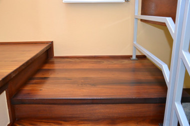 Dolny spocznik przylega do kolejnego