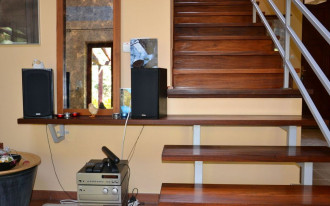 Schody dwubiegowe z drewna egzotycznego lepsze niż z kamienia