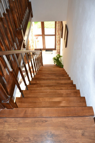 Jednobiegowe schody o konstrukcji policzkowej