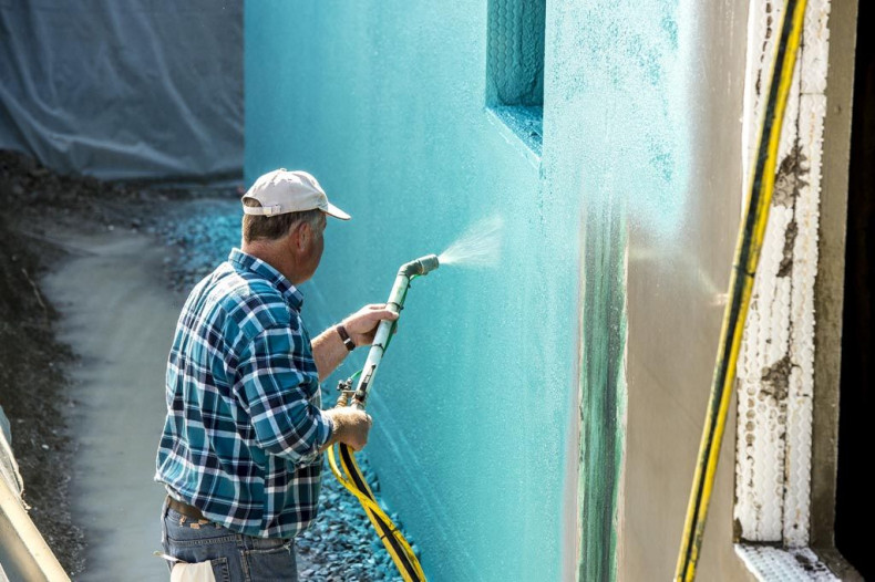 Hydroizolacja ściany fundamentowej aplikowana metodą natryskową