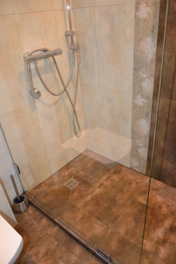 Odpływ punktowy i przegroda ze szkła hartowanego, bez drzwi