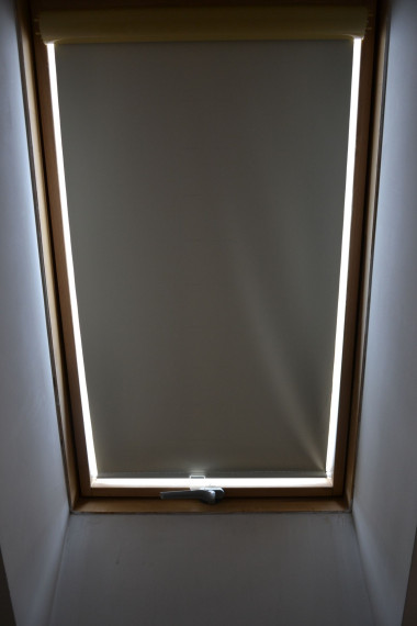 Całkowicie zaciemniające rolety bez prowadnic bocznych