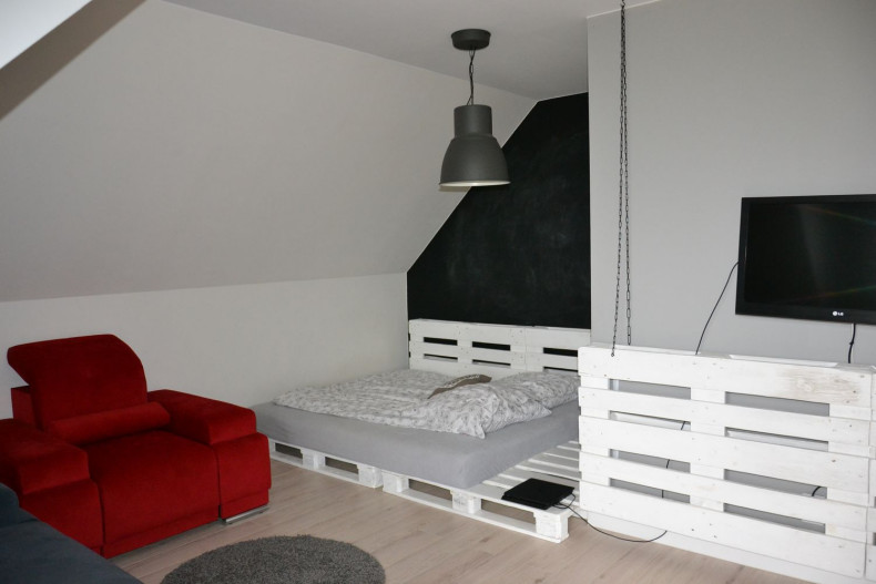 Fragment ściany pomalowany farbą tablicowo-magnetyczną