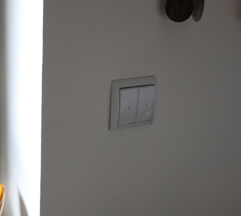 Przycisk do obsługi rolet elewacyjnych