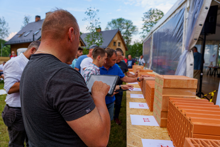 Quiz składający się z 30 pytań, weryfikujący znajomość teorii.