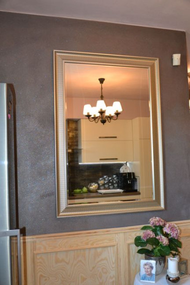 Ściana z lustrem w kuchni