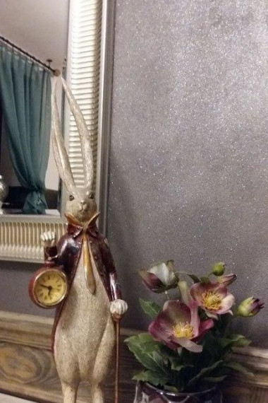 Ściana wykończona transparentną brokatową