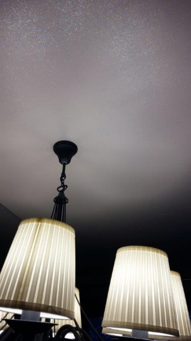 Sufit pomalowany transparentną farbą brokatową