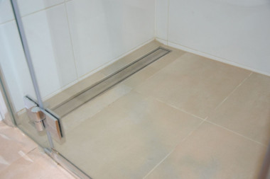 Odpływ liniowy w kabinie prysznicowej