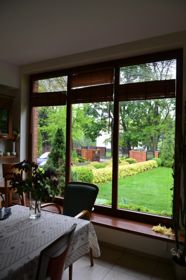 Podniesione drewniane żaluzje