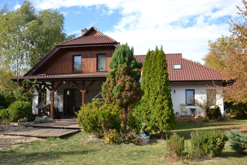 Dom murowany, parterowy z użytkowym poddaszem i garażem