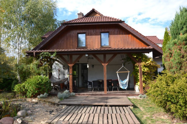 Widok z ogrodu na dużą werandę