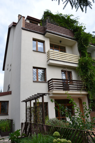Balkon z jasną balustradą przylega do salonu właścicieli