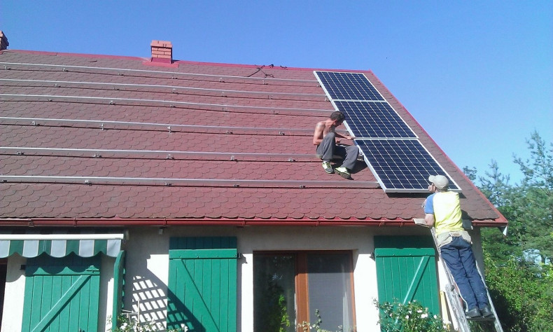 Montowanie paneli fotowoltaicznych na dachu
